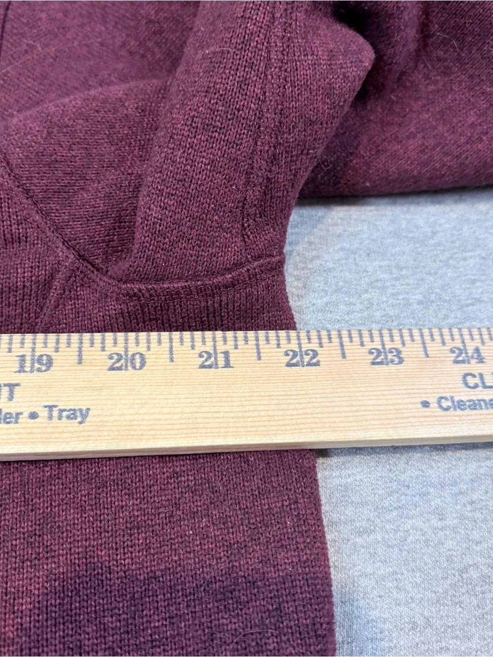 The North Face Men’s Gordon Lyons Burgundy full zip up fleece jacket. Size xl